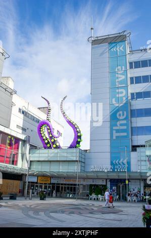 Slough, Großbritannien. August 2024. Das Stadtzentrum von Slough in Berkshire sah heute fröhlicher aus als sonst, als fünf riesige aufblasbare Dachmonster die Käufer und Besucher des Stadtzentrums begrüßten. Die Künstler Luke Egan und Peter Hamilton haben die riesigen aufblasbaren Monster auf dem Porter Building, dem Queensmere Shopping Centre, The Future Works, Aston Bond Solicitors und dem Brickhouse installiert. Monster Nosey Bonk, Bezerker, Tentakel, Brülzer und eine Familie von Goofs erweisen sich in den Schulferien als großer Hit bei Kindern. Die Monster bleiben in dir Stockfoto