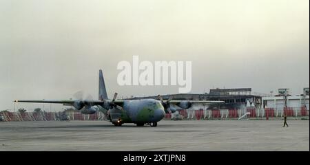 Erster Golfkrieg: 6. März 1991 Eine Royal New Zealand Air Force Lockheed C-130H Hercules, die kurz nach der Landung auf dem Kuwait International Airport unterwegs war. Stockfoto