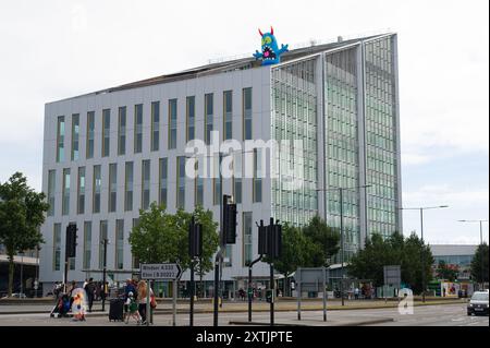 Slough, Großbritannien. August 2024. Das Stadtzentrum von Slough in Berkshire sah heute fröhlicher aus als sonst, als fünf riesige aufblasbare Dachmonster die Käufer und Besucher des Stadtzentrums begrüßten. Die Künstler Luke Egan und Peter Hamilton haben die riesigen aufblasbaren Monster auf dem Porter Building, dem Queensmere Shopping Centre, The Future Works, Aston Bond Solicitors und dem Brickhouse installiert. Monster Nosey Bonk, Bezerker, Tentakel, Brülzer und eine Familie von Goofs erweisen sich in den Schulferien als großer Hit bei Kindern. Die Monster bleiben in dir Stockfoto