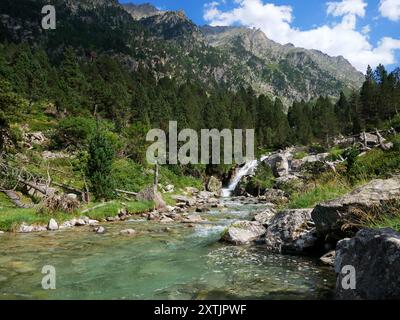 Blick auf einen Wasserfall und Fluss im Nationalpark Pyrenäen im Südwesten Frankreichs an einem sonnigen Tag. Stockfoto