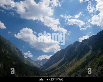 Ein bewölkter Himmel über den Bergen, aufgenommen im Nationalpark Pyrenäen im Südwesten Frankreichs Stockfoto