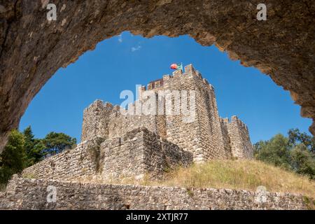 Castelo de Pombal (Schloss Pombal) aus dem 12. Jahrhundert, Leiria, Portugal. 1811 von französischen Truppen schwer beschädigt, wurde es in den 1930er Jahren stark restauriert Stockfoto