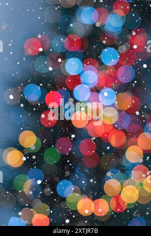 Weihnachtsbokeh mit Weihnachtsbaumlichtern Stockfoto