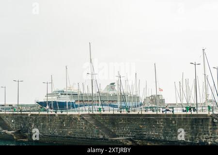 Funchal, Portugal - 10. Dezember 2016: Blick von der Promenade auf die Yachten und das Kreuzfahrtschiff. Hochwertige Fotos Stockfoto