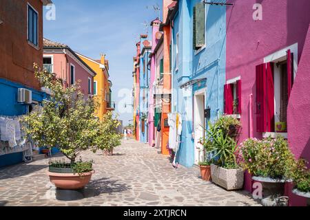 Blick auf die farbenfrohen Häuser auf der Insel Burano in der Nähe von Venedig. Warmes und sonniges Wetter. Burano, Italien, september 2022. Stockfoto