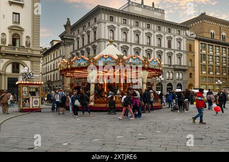 Piazza della Repubblica, einer der Hauptplätze von Florenz, mit dem alten Karussell und der Säule des Überflusses bei Sonnenuntergang, Toskana, Italien Stockfoto