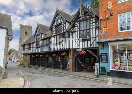 Die Holy Trinity Church und die Gildhall im Zentrum von Much Wenlock, einer Marktstadt und Pfarrei in Shropshire, England, Großbritannien Stockfoto