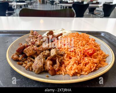 Mittagessen in einer Kantine / Betriebsrestaurant Gyros mit Reis 15.08.2024 *** Mittagessen in einer Kantine Betriebsrestaurant Gyros mit Reis 15 08 2024 Stockfoto