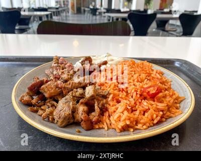 Mittagessen in einer Kantine / Betriebsrestaurant Gyros mit Reis 15.08.2024 *** Mittagessen in einer Kantine Betriebsrestaurant Gyros mit Reis 15 08 2024 Stockfoto