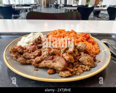 Mittagessen in einer Kantine / Betriebsrestaurant Gyros mit Reis 15.08.2024 *** Mittagessen in einer Kantine Betriebsrestaurant Gyros mit Reis 15 08 2024 Stockfoto