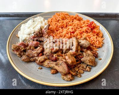 Mittagessen in einer Kantine / Betriebsrestaurant Gyros mit Reis 15.08.2024 *** Mittagessen in einer Kantine Betriebsrestaurant Gyros mit Reis 15 08 2024 Stockfoto