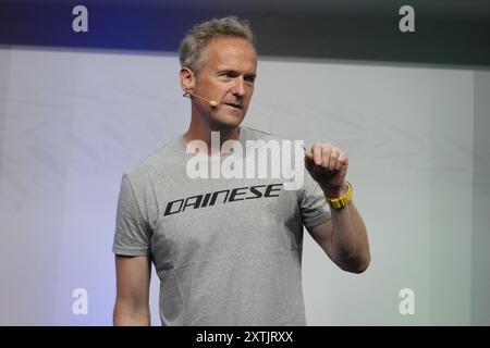 Farnborough, Hampshire, Großbritannien - Donnerstag, 15. August 2024 Tim Shaw (von der Tim and Fuzz Show) bei der ERÖFFNUNG der BRITISCHEN AUTOMOBILAUSSTELLUNG 2024 im berühmten Farnborough Airport und Ausstellungszentrum Credit: Motofoto/Alamy Live News Stockfoto