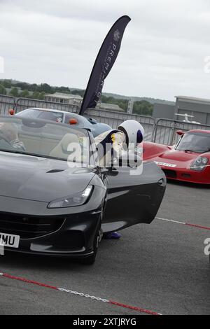 Farnborough, Hampshire, Großbritannien - Donnerstag, 15. August 2024 die Stig verlässt die Passagierseite während der BRITISCHEN AUTOMOBILAUSSTELLUNG 2024 im berühmten Flughafen Farnborough und Ausstellungszentrum Credit: Motofoto/Alamy Live News Stockfoto