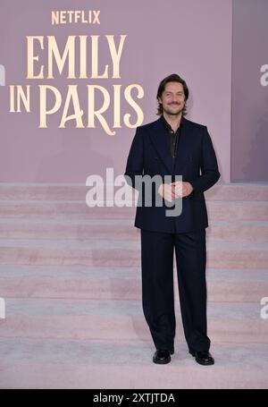 LOS ANGELES, KALIFORNIEN - 14. AUGUST: Lucas Bravo nimmt an der Premiere von Netflix's 'Emily in Paris' Staffel 4 Teil 1 im Egyptian Theatre Hollywood Teil Stockfoto