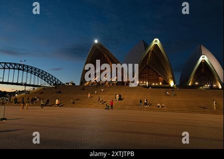 Eines der Wahrzeichen Sydneys ist das Opernhaus und ein Teil der Harbour Bridge in der Herbstdämmerung in Sydney, New South Wales (NSW), Australien. Stockfoto