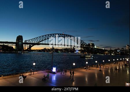 Die herbstliche Abendszene, wenn die Sonne tief hinter der Harbour Bridge in Sydney, New South Wales, Australien, untergeht Stockfoto