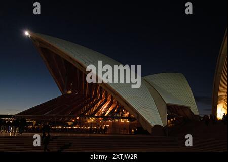 Eines der Wahrzeichen Sydneys ist das Opernhaus in der Herbstdämmerung in Sydney, New South Wales (NSW), Australien. Stockfoto