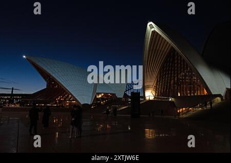 Eines der Wahrzeichen Sydneys ist das Opernhaus in der Herbstdämmerung in Sydney, New South Wales (NSW), Australien. Stockfoto