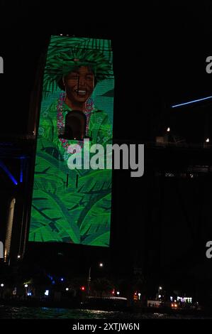 Eine von vier Säulen der Harbour Bridge von Sydney, die mit Kunst der Aborigines und farbigen lasar-Lichtern im Rahmen des jährlich stattfindenden Vivid Sydney Festivals 2 geschmückt sind Stockfoto