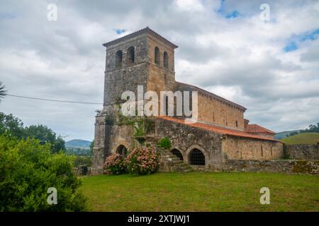 Romanische Kirche von San Andres. Argomilla de Cayon, Cantabria, Spanien. Stockfoto