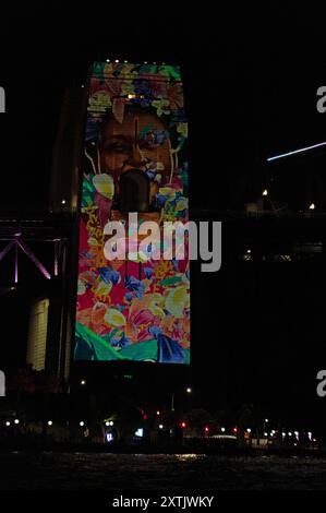 Sydneys Wahrzeichen der Harbour Bridge Säulen mit Aborigines-Kunst, die im Rahmen des jährlichen Vivid Sydney Festivs mit farbigen lazar-Lichtern beleuchtet wird Stockfoto