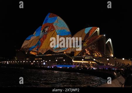 Eines der Wahrzeichen Sydneys ist das Opernhaus, das mit bewegten Bildern der Kunst der Aborigines mit lazar-Lichtern als Teil des jährlichen Vividsidney Light fe gefüllt ist Stockfoto