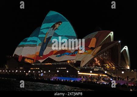 Eines der Wahrzeichen Sydneys ist das Opernhaus, das mit bewegten Bildern der Kunst der Aborigines mit lazar-Lichtern als Teil des jährlichen Vividsidney Light fe gefüllt ist Stockfoto