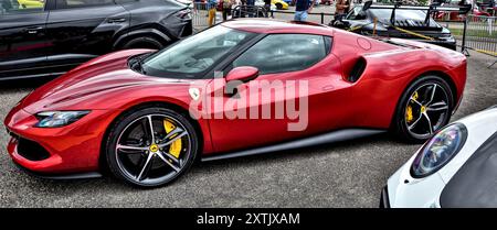 Roche-la-Molière, Frankreich - 2. Juli 2023 : Schwerpunkt auf einem roten Ferrari 296 GTB. Stockfoto