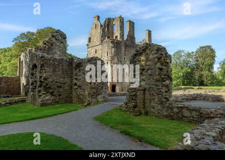 Huntly Castle ist eine Burgruine nördlich von Huntly in Aberdeenshire, Schottland, wo die Flüsse Deveron und Bogie aufeinander treffen. Stockfoto