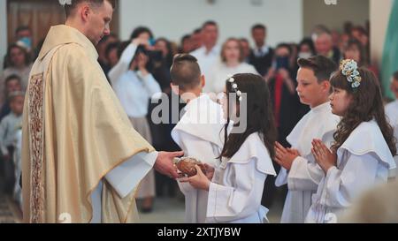 Lida, Weißrussland - 31. Mai 2022: Kinder gehen zur ersten heiligen Kommunion. Stockfoto