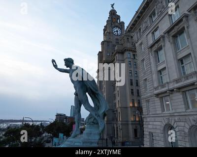 Erhöhte Seite mit Blick auf die Statue „Pro Patria“ vor dem Cunard Building am Pier Head Liverpool UK. Stockfoto