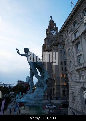 Erhöhte Seite mit Blick auf die Statue „Pro Patria“ vor dem Cunard Building am Pier Head Liverpool UK. Stockfoto