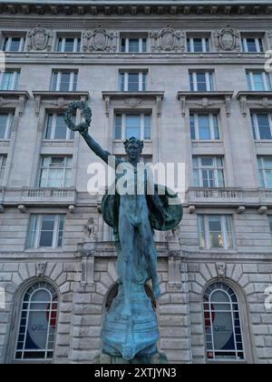 Erhöhtes Gesicht mit Blick auf die Statue „Pro Patria“ vor dem Cunard Building am Pier Head Liverpool UK. Stockfoto