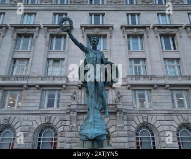 Erhöhtes Gesicht mit Blick auf die Statue „Pro Patria“ vor dem Cunard Building am Pier Head Liverpool UK. Stockfoto
