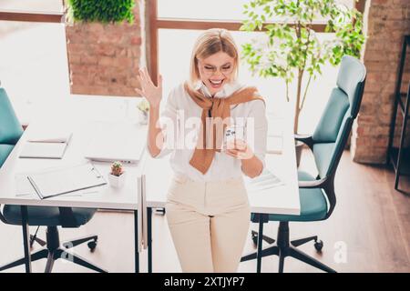 Foto einer attraktiven jungen Frau schreien wütend Telefonanruf gekleidet stilvolle Kleidung Executive Business Leader Komfort schöne Büroeinrichtung Stockfoto