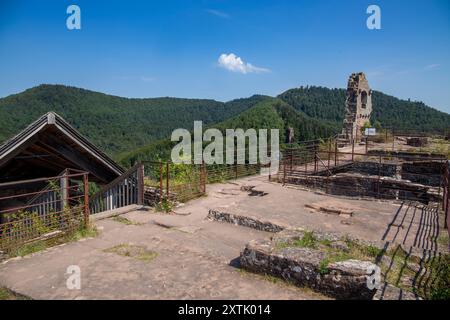 Obere Plattform der Burg Fleckenstein im Elsass Frankreich mit Blick auf die Vogesen und den Pfälzerwald *** obere Plattform der Burg Fleckenstein im Elsass Frankreich mit Blick auf die Vogesen und den Pfälzerwald Copyright: XUdoxHerrmannx Stockfoto