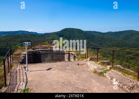 Obere Plattform der Burg Fleckenstein im Elsass Frankreich mit Blick auf die Vogesen und den Pfälzerwald *** obere Plattform der Burg Fleckenstein im Elsass Frankreich mit Blick auf die Vogesen und den Pfälzerwald Copyright: XUdoxHerrmannx Stockfoto