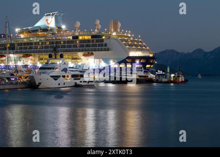 Mugla, Marmaris, Türkei - 01.07.2023 Kreuzfahrtschiff im Hafen von Marmaris. Transatlantik- oder Touristenschiff. Konzept der blauen Kreuzfahrt. Horizontales Foto. Stockfoto