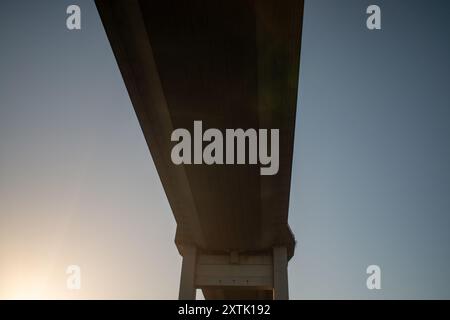 Ein komplizierter und detaillierter Blick auf die Istanbul Bosporus Brücke von oben, der die Textur und die strukturellen Elemente hervorhebt, die diesen Ingenieur definieren Stockfoto