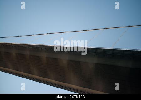 Ein komplizierter und detaillierter Blick auf die Istanbul Bosporus Brücke von oben, der die Textur und die strukturellen Elemente hervorhebt, die diesen Ingenieur definieren Stockfoto