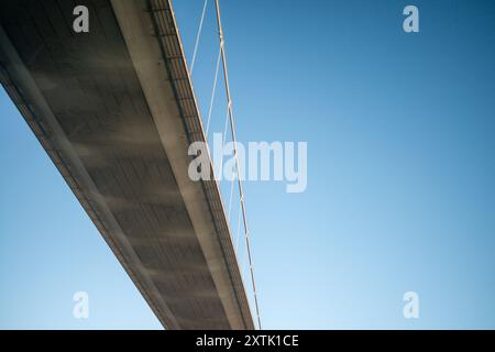 Ein komplizierter und detaillierter Blick auf die Istanbul Bosporus Brücke von oben, der die Textur und die strukturellen Elemente hervorhebt, die diesen Ingenieur definieren Stockfoto