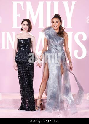 HOLLYWOOD, LOS ANGELES, KALIFORNIEN, USA - 14. AUGUST: Lily Collins und Ashley Park kommen zur Los Angeles Premiere von Netflix 'Emily in Paris' Staffel 4 Part 1, die am 14. August 2024 im Egyptian Theatre Hollywood in Hollywood, Los Angeles, Kalifornien, USA stattfindet. (Foto: Xavier Collin/Image Press Agency) Stockfoto