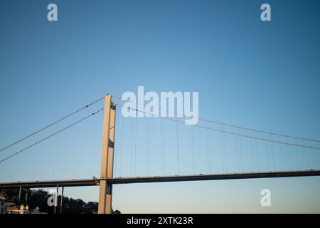 Ein atemberaubender Blick auf den Bosporus von Istanbul mit der berühmten Fatih Sultan Mehmet Brücke, die Europa und Asien verbindet und moderne Technik mit seiner verbindet Stockfoto