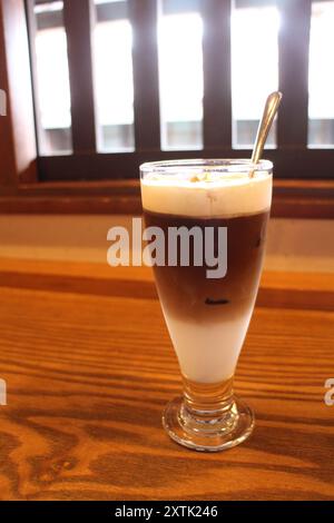 Cafe au Lait in einem traditionellen japanischen Café in Takayama, Japan Stockfoto