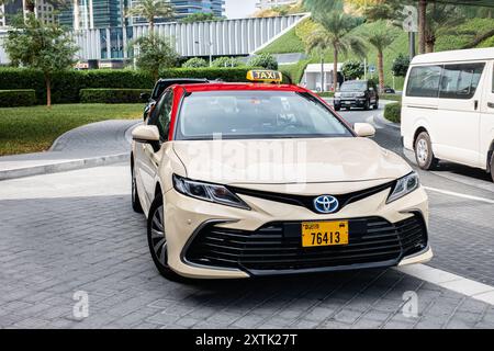 Stadttaxi. Dubai City Taxi auf den Straßen der Stadt. Toyota Taxiwagen parkt an der Straße. Taxiwagen warten auf Passagiere. Januar 2024. Reisefoto, editori Stockfoto