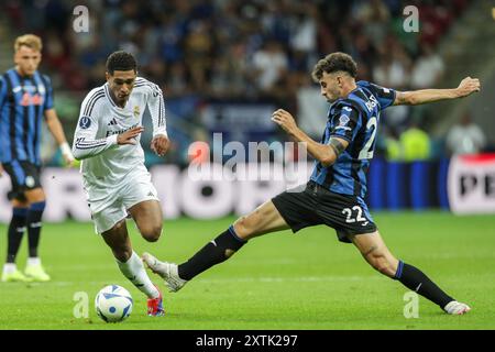 Warschau, Polen. August 2024. Jude Bellingham von Real Madrid (L) und Matteo Ruggeri von Atalanta Bergamo (R) im FINALE DES UEFA-SUPERPOKALS 2024 zwischen Real Madrid und Atalanta Bergamo im PGE National Stadium. Endergebnis: Real Madrid 2:0 Atalanta Bergamo. Quelle: SOPA Images Limited/Alamy Live News Stockfoto