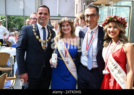 726. Stoppelmarkt Eroeffnung mit Cem Özdemir Bundesminister für Ernährung und Landwirtschaft Bündnis 90/die Grünen und Kater Kater / in Vechta hat am Donnerstag 15.08.2024 der 726. Stoppelmarkt begann. vl. Kornkoenigin Jana I. Harting aus der Gemeinde Viskek Ehrengast Bundeslandwirtschaftsminister Cem Özdemir und Thu-Ha I. 17. Erdbeerkoenigin Oldenburger Münsterland Ehrengast Bundeslandwirtschaftsminister Cem Özdemir stach gemeinsam mit Vechtas Bürgermeister Kristian Kater ein Bierfass an. Rund 100 Liter Freibier an alle Gäste im Festzelt RASTAS GENUSS QUARTIER ausgesch Stockfoto