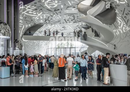 Das Innere des Museums der Zukunft. Familien, Besucher und Bildungsgruppen. Das Innere des Future Museum in Dubai mit Besuchern und Touristen - Jan Stockfoto