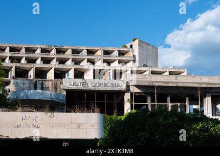 Kupari Beach Resort, Kroatien. Die Bucht der verlassenen Hotels. Das Hotel Goricina wurde nach dem Heimatkrieg von der jugoslawischen Armee verlassen Stockfoto