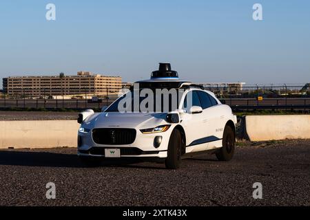 Flughafen Sky Harbor 3-30-2024 Phoenix, AZ USA Waymo-Robotaxi in der Nähe des Flughafens Phoenix Aky Harbor Stockfoto